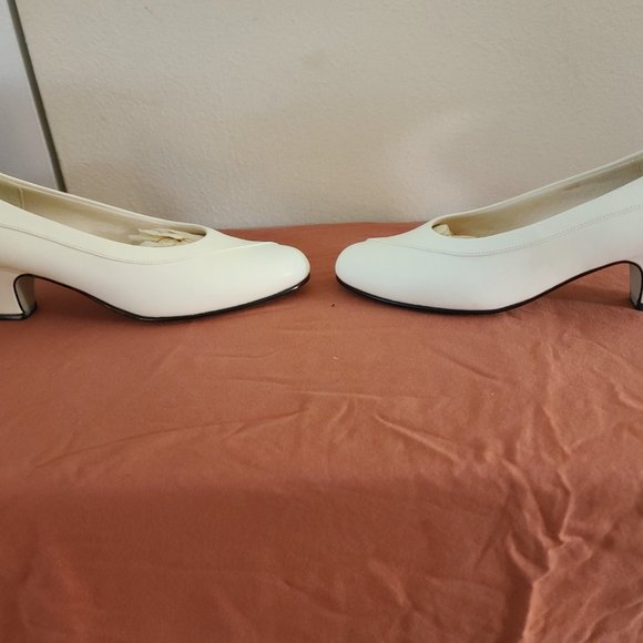 Audition Ladies Focus White Pumps (Size 7) 2" heel - Picture 4 of 12